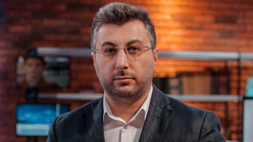 „დღის ქრონიკის“ წამყვანი გადაცემის სტუდიაში