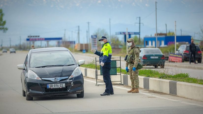 პოლიცია მოქალაქე აჩერებს