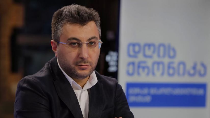 დღის ქრონიკის წამყვანი, საჯარო პოლიტიკის სპეციალისტი