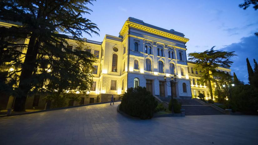 განათებული უნივერსიტეტი