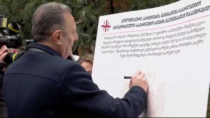 ოპოზიციამ საპარლამენტო მანდატებზე უარი თქვა 