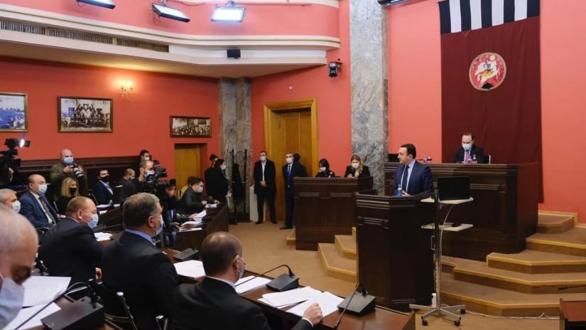 ირაკლი ღარიბაშვილმა საქართველოს პარლამენტის გაერთიანებული კომიტეტების სხდომაზე ახალი სამთავრობო პროგრამის თავდაცვის ნაწილი წარადგინა