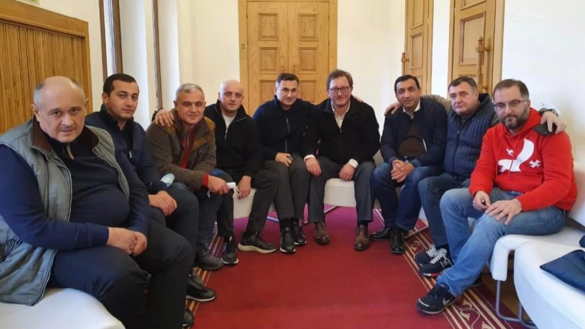 პარლამენტის 9 ოპოზიციონერი დეპუტატი