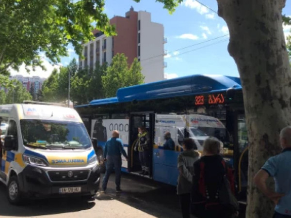 საზოგადოებრივი ავტობუსი და სასწრაფო დახმარების მანქანა თბილისის ქუჩაში