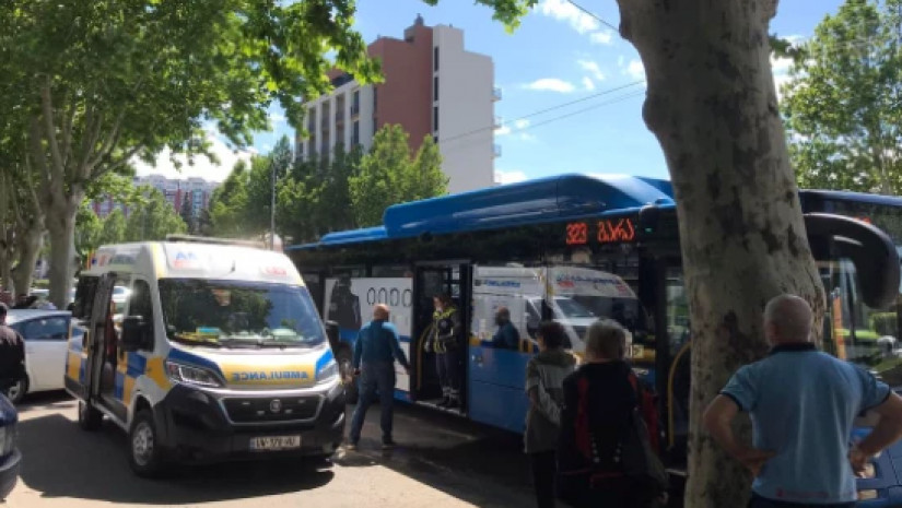 საზოგადოებრივი ავტობუსი და სასწრაფო დახმარების მანქანა თბილისის ქუჩაში