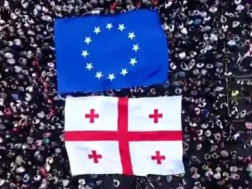 აქცია რუსთაველზე, ევროკავშირის დროშა, საქართველოს დროშა
