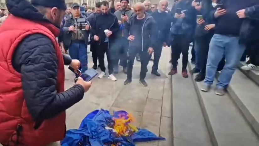 პრორუსულმა ძალებმა ევროკავშირის დროშა დაწვეს