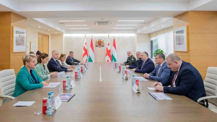 უნგრეთის თავდაცვის მინისტრი საქართველოს თავდაცვის მინისტრთან ერთად